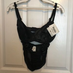 NWT-gorgeous bra and panty set-fits small